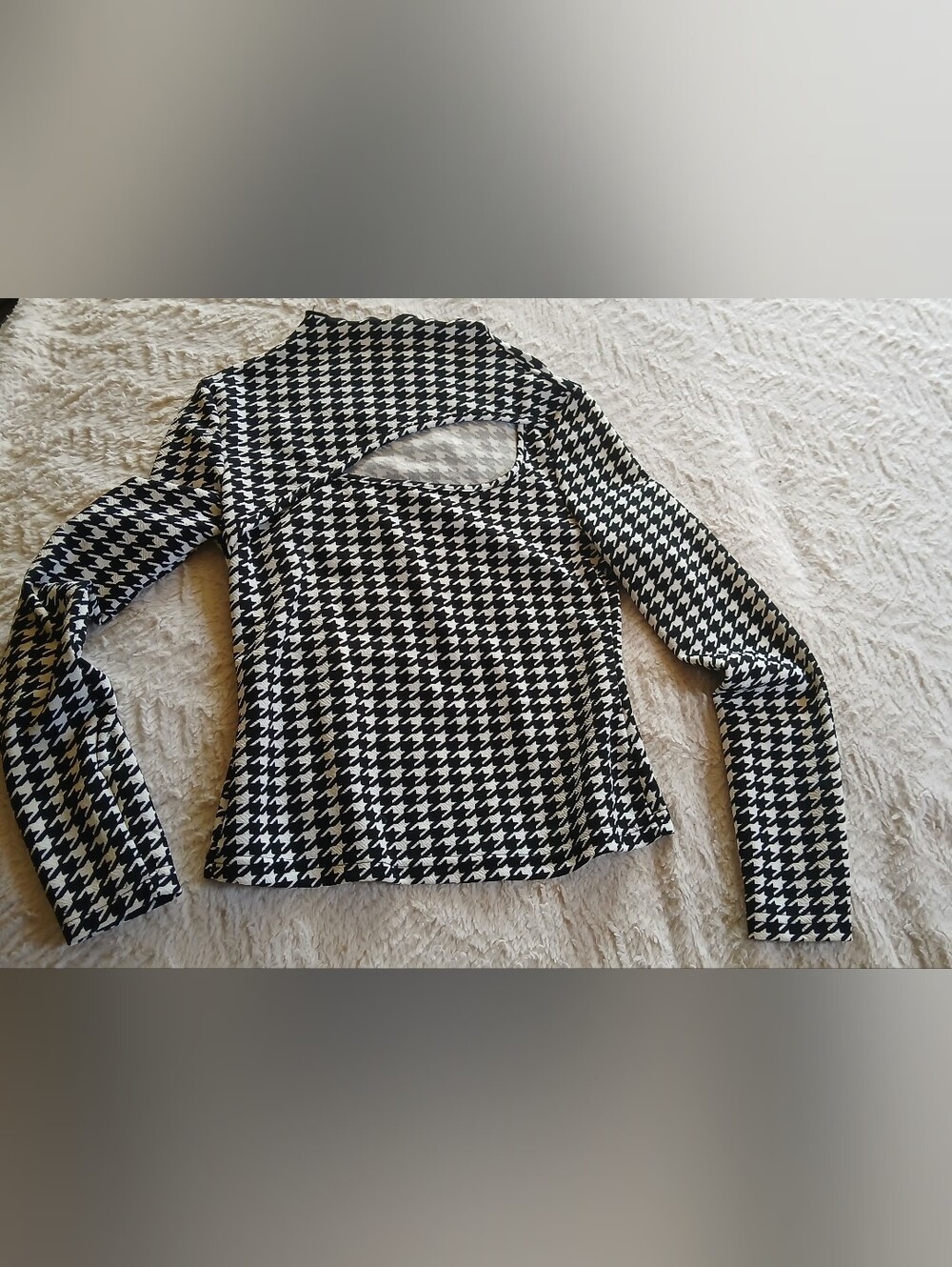 Women’s Black and White Houndstooth Cutout Long-Sleeve Top